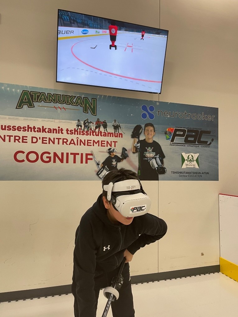 Un jeune utilisant le casque de réalité virtuelle pour s’entraîner au hockey. Ce type d’équipement est très convoité par les athlètes professionnels.