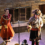 Un duo composé d’un chanteur et d’une danseuse traditionnels autochtones lors d’une prestation musicale.